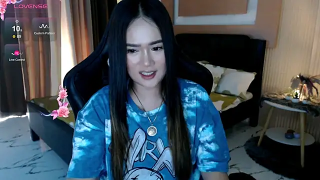 Snapshot of simplykhate chatting on February 18, 1:47 am simplykhate online show from February 18, 1:47 am