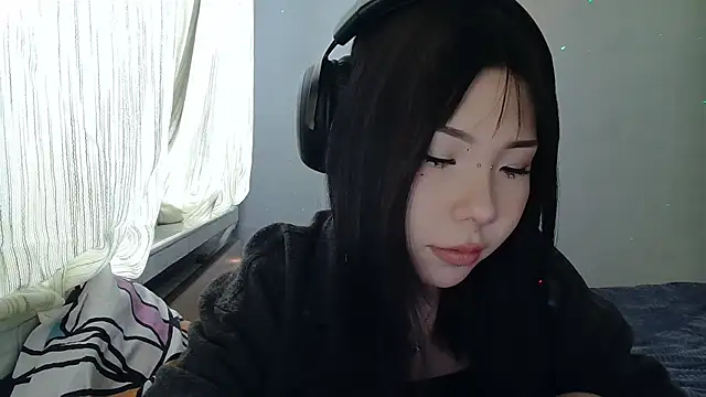 Snapshot of AprilOnilll chatting on January 15, 8:18 am AprilOnilll online show from January 15, 8:18 am