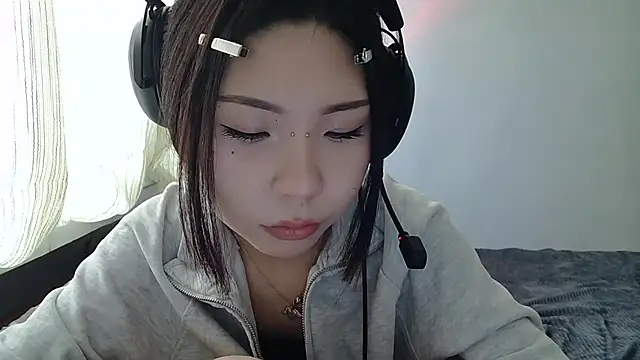 Snapshot of AprilOnilll chatting on January 12, 8:32 am AprilOnilll online show from January 12, 8:32 am