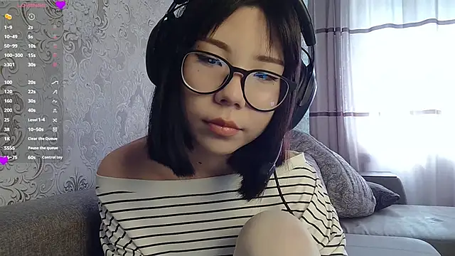 AprilOnilll online show from April 4, 5:03 am