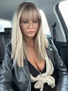 NaughtyNinky online show from April 11, 6:32 am