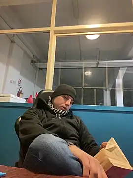 allee2206 online show from March 29, 9:05 pm