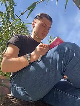 allee2206 online show from March 30, 9:11 am