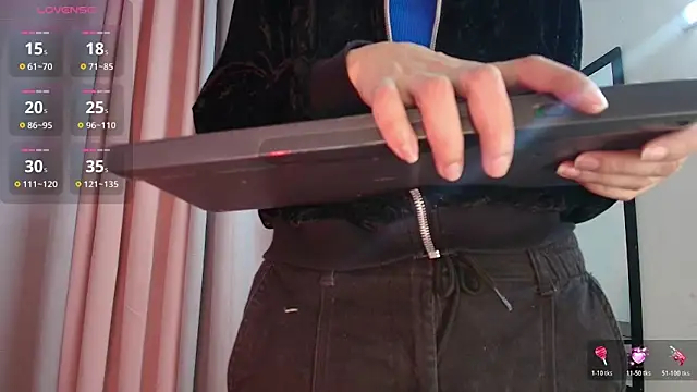 saray reesee online show from February 13, 8:09 pm