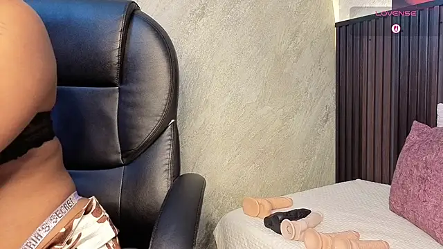 tanisha  lux online show from March 29, 4:19 pm