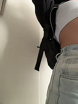 TaylorrHill online show from April 8, 8:10 pm