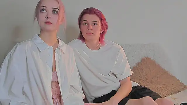 SweetheartsFriends online show from February 5, 7:15 am