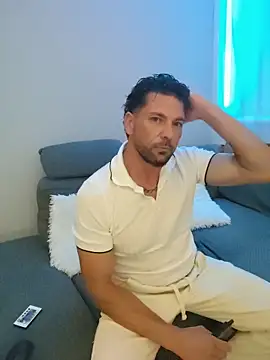 Snapshot of Angelo_33 chatting on July 17, 8:39 pm Angelo 33 online show from July 17, 8:39 pm