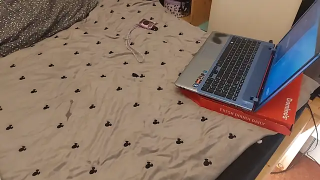 Snapshot of Spatgirl chatting on February 14, 9:15 pm Spatgirl online show from February 14, 9:15 pm