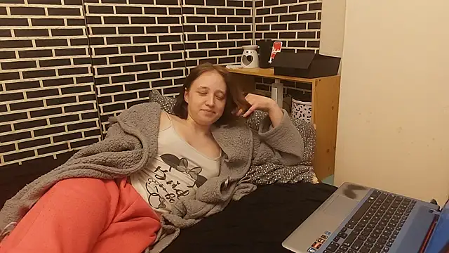 Snapshot of Spatgirl chatting on February 13, 7:14 pm Spatgirl online show from February 13, 7:14 pm