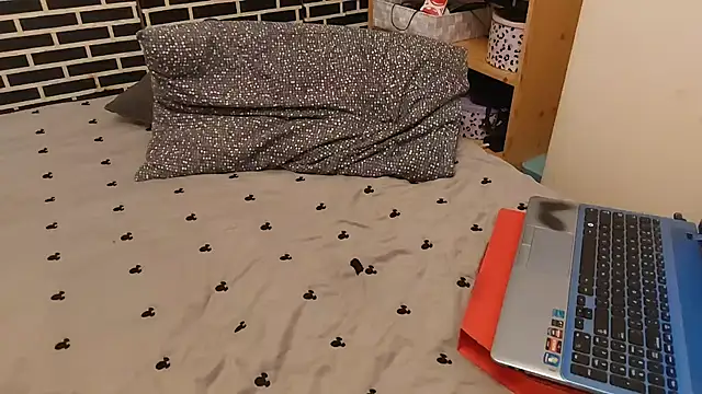 Snapshot of Spatgirl chatting on February 18, 2:24 pm Spatgirl online show from February 18, 2:24 pm