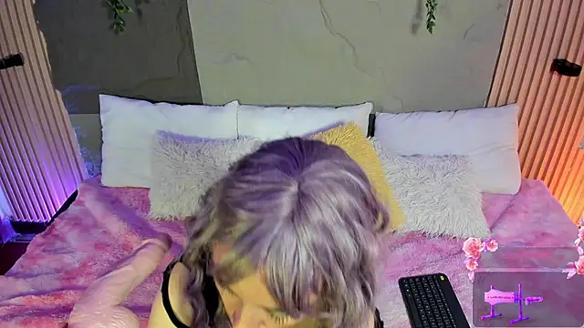 Emmayourgirl online show from March 21, 9:30 pm