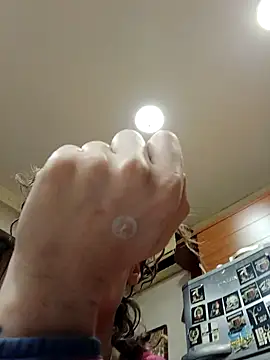 Snapshot of dear2002 chatting on January 13, 5:22 am dear2002 online show from January 13, 5:22 am