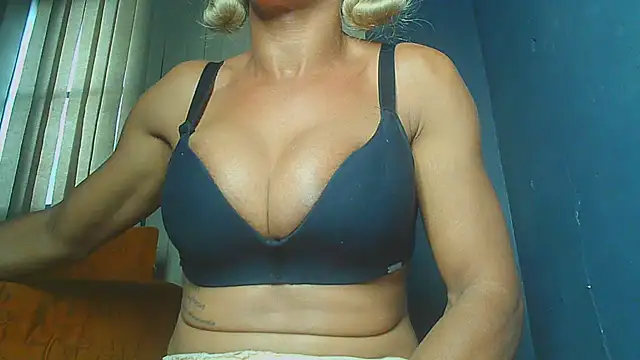 Snapshot of paolla23cm_brasil chatting on July 25, 4:13 pm paolla23cm brasil online show from July 25, 4:13 pm