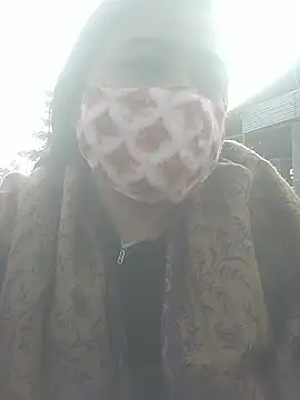 Snapshot of momo_loves chatting on January 10, 9:15 am momo loves online show from January 10, 9:15 am