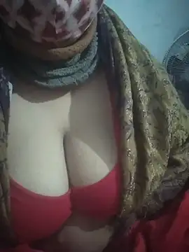 Snapshot of momo_loves chatting on January 8, 3:29 pm momo loves online show from January 8, 3:29 pm