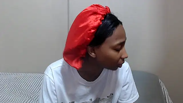 Snapshot of ExtraDoll chatting on February 24, 10:05 am ExtraDoll online show from February 24, 10:05 am