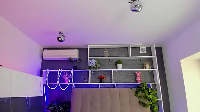 StephieRousee online show from March 4, 6:32 am