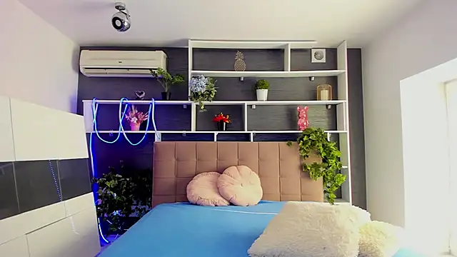 StephieRousee online show from February 22, 6:27 am