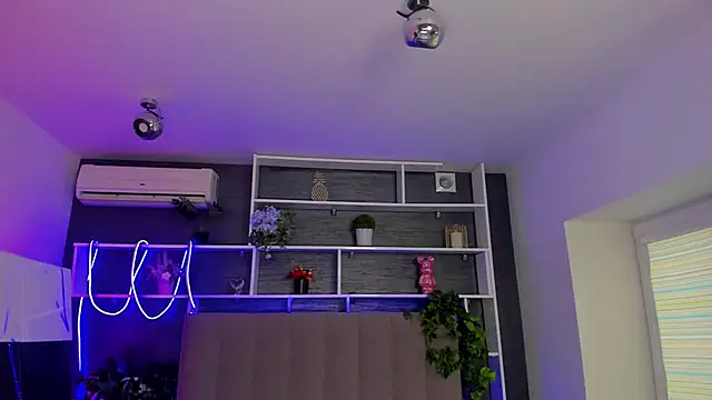 StephieRousee online show from February 24, 6:14 am