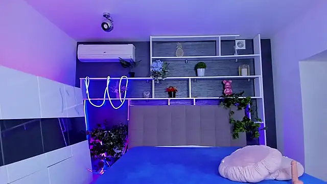 StephieRousee online show from April 6, 5:30 am