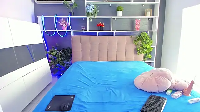 StephieRousee online show from March 13, 6:18 am