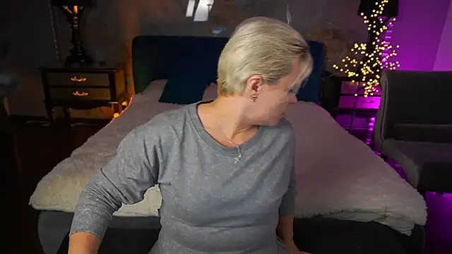 Snapshot of CrystalVibe chatting on May 14, 5:48 am CrystalVibe online show from May 14, 5:48 am