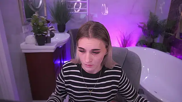 DiamondNina online show from April 18, 7:40 pm