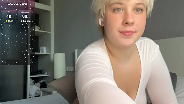Snapshot of EvaSuunny chatting on April 28, 9:24 am EvaSuunny online show from April 28, 9:24 am