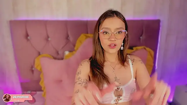 alyy cut3 online show from March 26, 9:02 pm