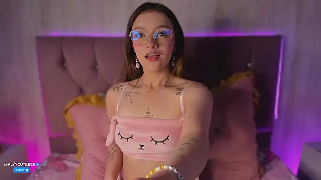 alyy cut3 online show from March 13, 8:25 pm