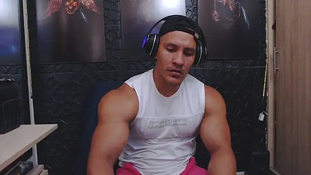 Snapshot of viktor_herrera chatting on May 22, 3:21 pm viktor herrera online show from May 22, 3:21 pm