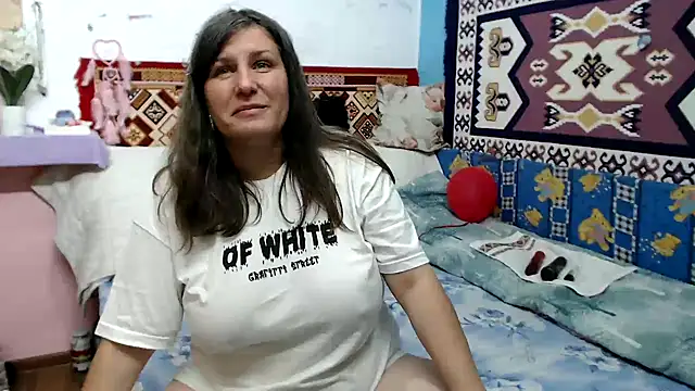 Snapshot of Adelinemilf chatting on June 11, 7:27 am Adelinemilf online show from June 11, 7:27 am