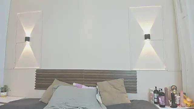 Snapshot of mia_gold_ chatting on July 1, 6:52 pm mia gold online show from July 1, 6:52 pm
