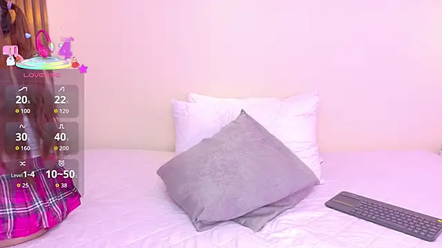 Snapshot of mia_gold_ chatting on April 22, 6:58 pm mia gold online show from April 22, 6:58 pm