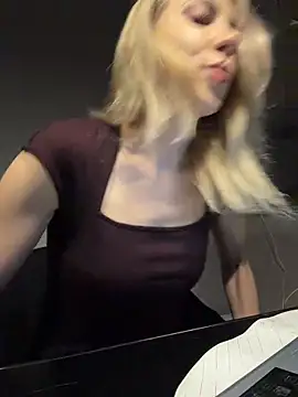 ElenaWhitmore online show from January 18, 7:39 pm