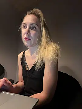 ElenaWhitmore online show from June 2, 10:43 pm