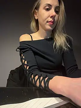 ElenaWhitmore online show from February 23, 10:32 pm