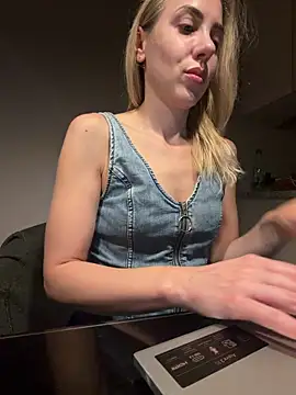 ElenaWhitmore online show from June 7, 10:15 pm