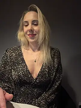 ElenaWhitmore online show from February 3, 10:04 pm