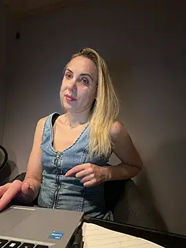 ElenaWhitmore online show from June 17, 10:30 pm