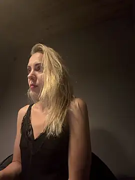 ElenaWhitmore online show from June 9, 10:44 pm