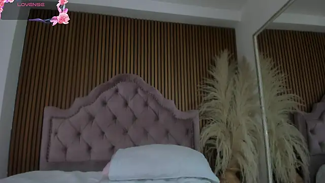 Snapshot of Violett_hott_ chatting on April 21, 12:23 pm Violett hott online show from April 21, 12:23 pm