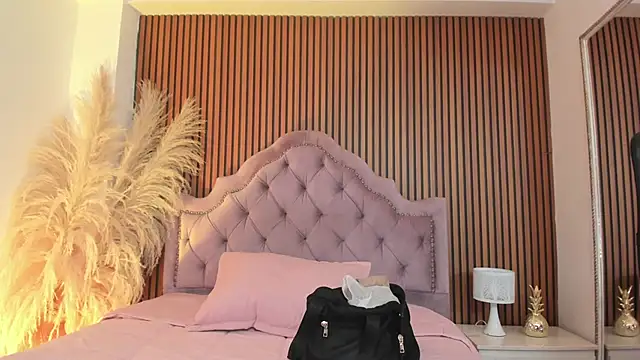 Violett hott  online show from April 2, 12:34 pm