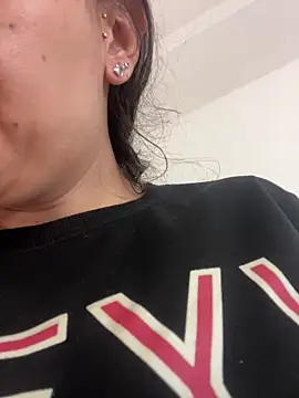 Snapshot of Violett_hott_ chatting on May 21, 12:24 pm Violett hott online show from May 21, 12:24 pm