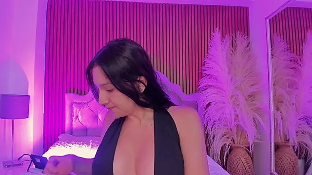 Violett hott  online show from February 5, 12:45 pm