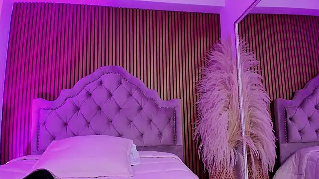 Violett hott  online show from March 11, 1:05 pm