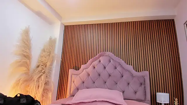 Violett hott  online show from April 4, 12:45 pm