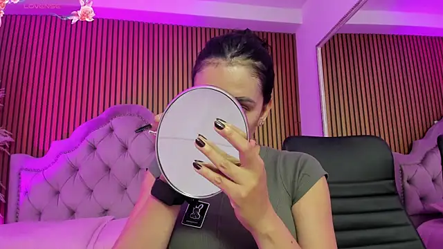 Violett hott  online show from March 31, 12:29 pm