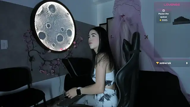 Luna  02 online show from March 7, 11:38 am